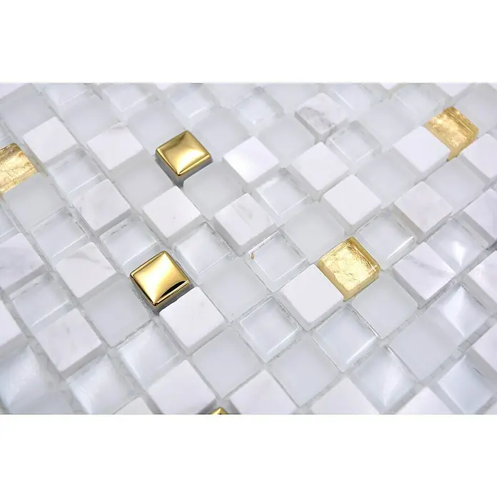 Mosaikfliese Crystal Mix XCM M640 - 30 x 30 cm, Weiß/Gold, Glänzend - Nahaufnahme von weißen und goldenen Mosaikfliesen, die ein luxuriöses und dekoratives Design für Innenräume bieten.