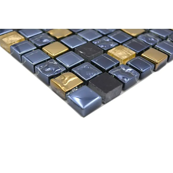 Mosaikfliese Crystal Mix XCM M650 - 30 x 30 cm, Schwarz/Gold, Glänzend - Nahaufnahme eines Mosaiks mit blauen, schwarzen und goldenen Glasquadraten, ideal für stilvolle Wand- und Bodengestaltung.