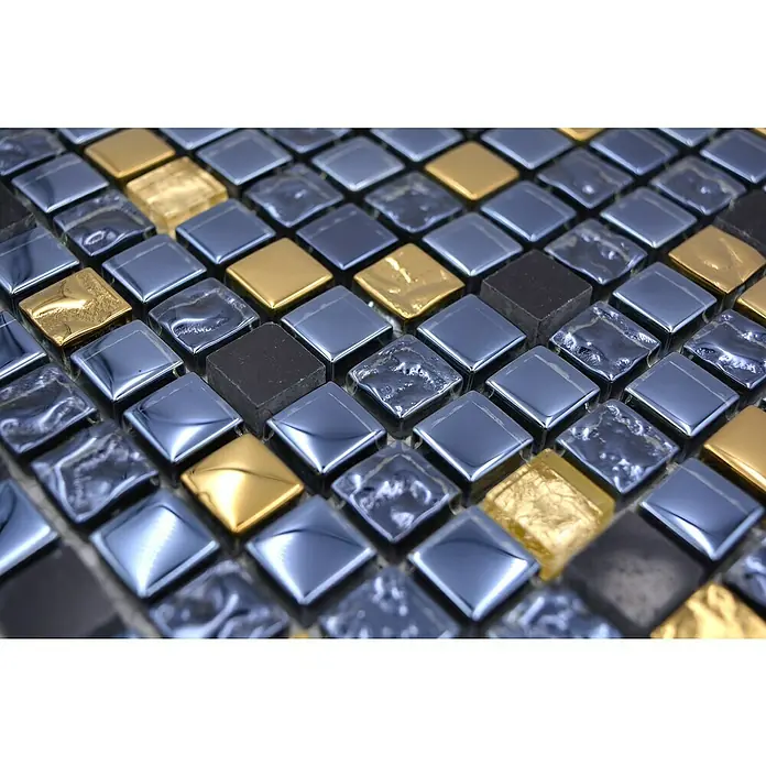 Mosaikfliese Crystal Mix XCM M650 - 30 x 30 cm, Schwarz/Gold, Glänzend - Nahaufnahme von quadratischen Mosaikfliesen in Gold, Grau, Schwarz und transparent, die eine interessante Textur und ein Muster bilden.