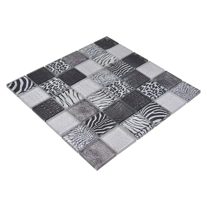 Mosaikfliese Crystal Wildlife XCM WL28 - 29,8 x 29,8 cm, Grau/Schwarz, Glänzend - Quadratische Fliesenmatte mit Tierdruckmuster in Schwarz-, Weiß- und Grautönen, ideal für auffällige Akzente in jedem Raum.