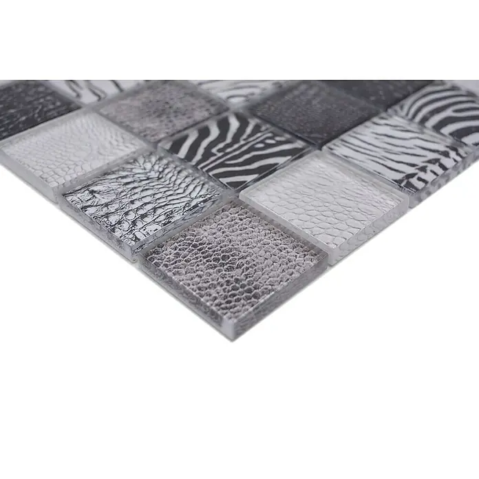Mosaikfliese Crystal Wildlife XCM WL28 - 29,8 x 29,8 cm, Grau/Schwarz, Glänzend - Nahaufnahme eines Musters aus Mosaikfliesen mit Tierdruck und Reptilienmuster.