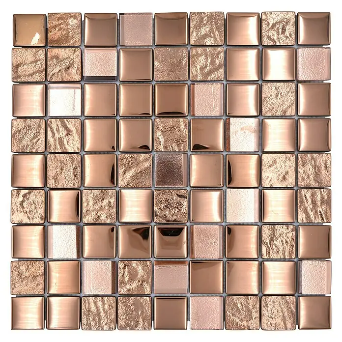 Mosaikfliese Quadrat Crystal XCM 32BR1 - 30 x 30 cm, Bronze, Glänzend - Nahaufnahme von quadratischen, bronzefarbenen Mosaikfliesen mit glatten und strukturierten Oberflächen auf einem schwarzen Hintergrund.