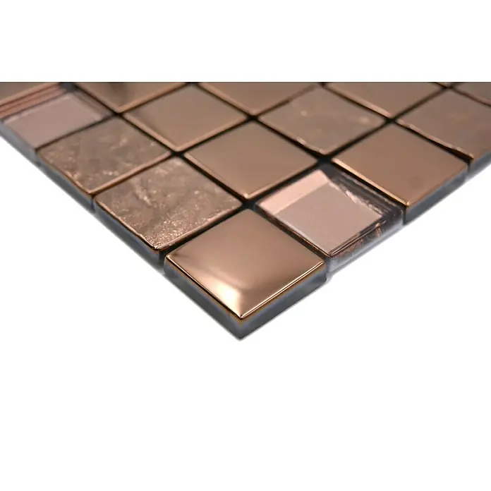 Mosaikfliese Quadrat Crystal XCM 32BR130 x 30 cm, Bronze, Glänzend - Nahaufnahme von Kupfer-Mosaikfliesen, die ein luxuriöses und modernes Designelement für die Inneneinrichtung bieten.