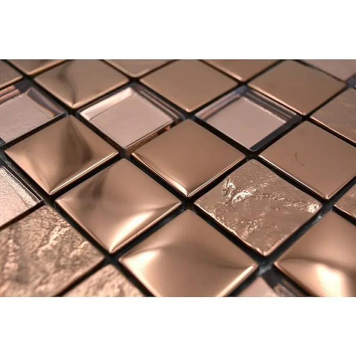Mosaikfliese Quadrat Crystal XCM 32BR130 x 30 cm, Bronze, Glänzend - Nahaufnahme von luxuriösen, quadratischen Mosaikfliesen in Roségold mit glänzenden und strukturierten Oberflächen.