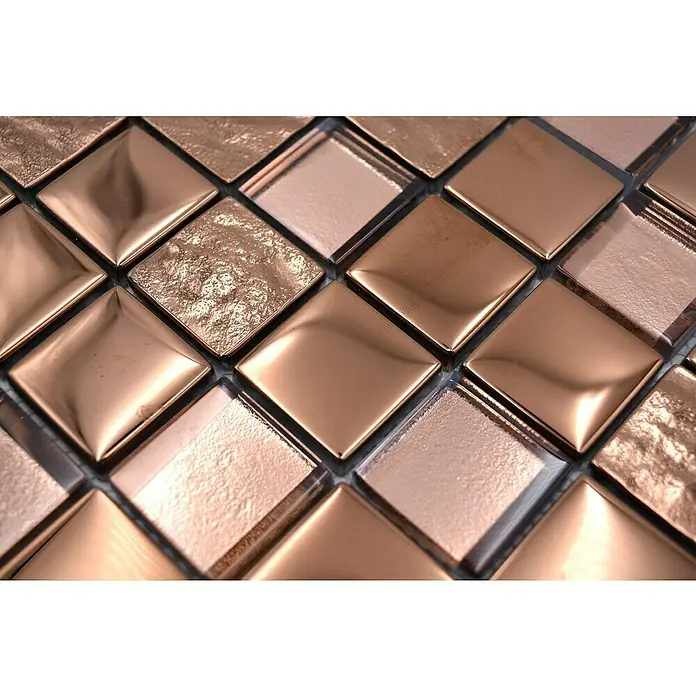 Mosaikfliese Quadrat Crystal XCM 32BR1 - 30 x 30 cm, Bronze, Glänzend - Nahaufnahme von glänzenden, quadratischen Kupfer- und Roségold-Mosaikfliesen. Elegantes und modernes Design für Wandverkleidungen.