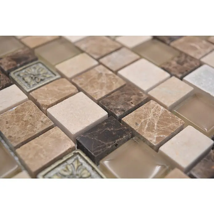 Mosaikfliese Crystal Mix XNM DF2 - 29,8 x 30,4 cm, Beige/Braun, Glänzend - Nahaufnahme von quadratischen Mosaikfliesen in verschiedenen Braun-, Beige- und Grautönen mit einigen dekorativen Fliesen.