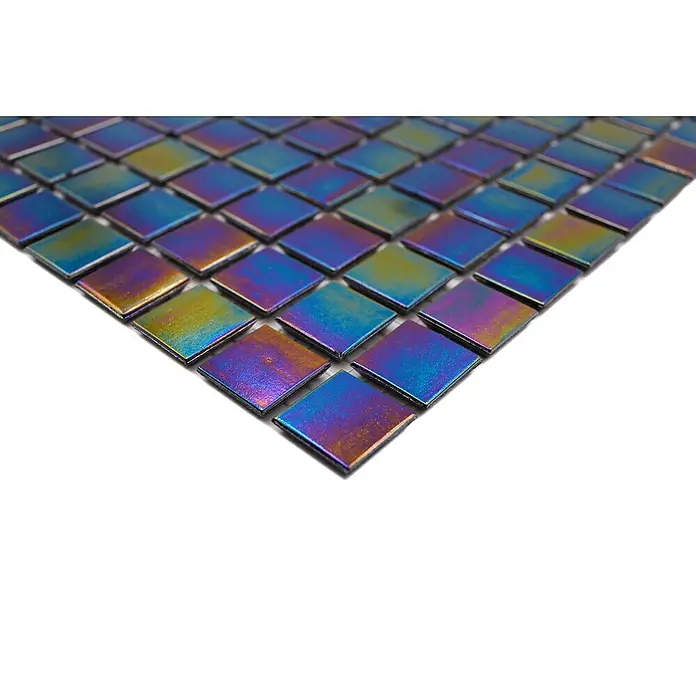 Mosaikfliese Quadrat Crystal GM IR 268 - 30,5 x 30,5 cm, Iridiumschwarz, Glänzend - Blick auf ein Quadrat aus schillernden Mosaikfliesen, die ein Farbspiel von Blau, Lila und Gold zeigen. Ideal für moderne Raumgestaltungen.