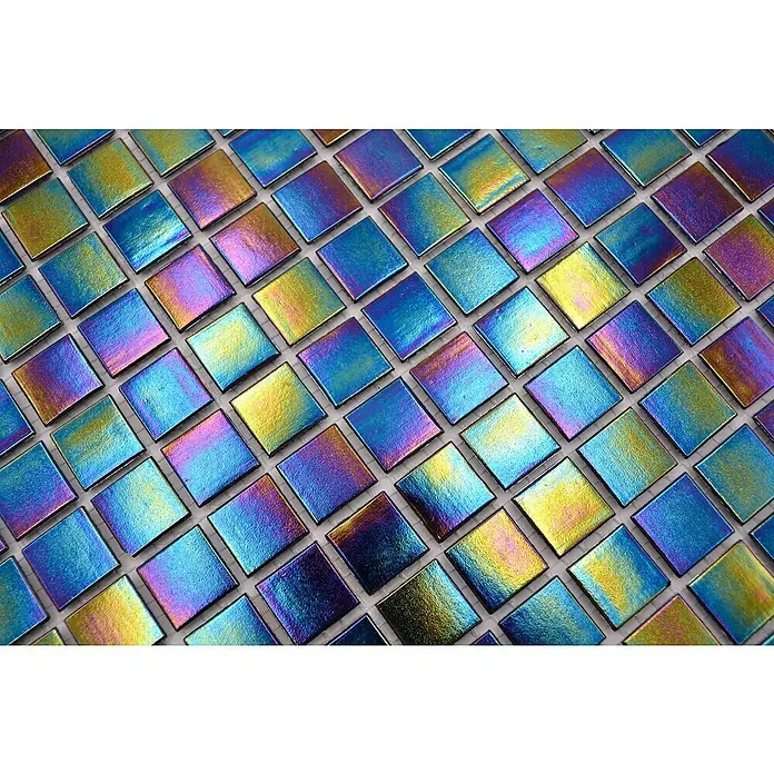 Mosaikfliese Quadrat Crystal GM IR 268 - 30,5 x 30,5 cm, Iridiumschwarz, Glänzend - Nahaufnahme von schimmernden Mosaikfliesen mit Farbverläufen von Blau über Gelb bis Violett, die ein lebhaftes, texturiertes Muster erzeugen.