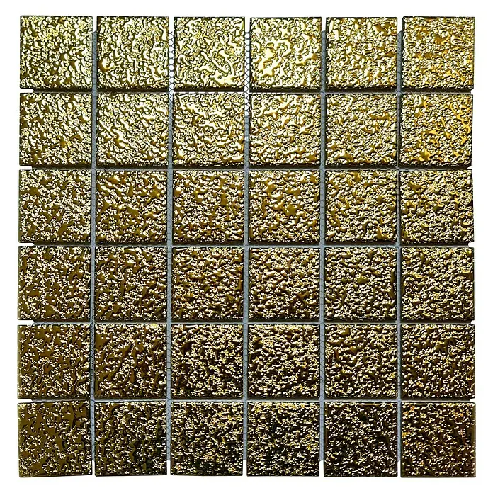 Mosaikfliese Uni GO 484 - 30,6 x 30,6 cm, Gold, Glänzend - Nahaufnahme eines Mosaiks aus goldfarbenen, strukturierten Fliesen mit grauen Fugenlinien auf schwarzem Hintergrund.