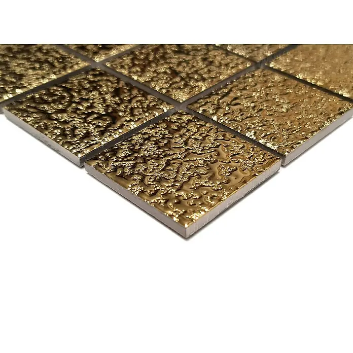 Mosaikfliese Uni GO 484 - 30,6 x 30,6 cm, Gold, Glänzend - Nahaufnahme von goldenen Mosaikfliesen mit unregelmäßiger Oberfläche, ideal für stilvolle Wand- und Bodengestaltung im Innenbereich.