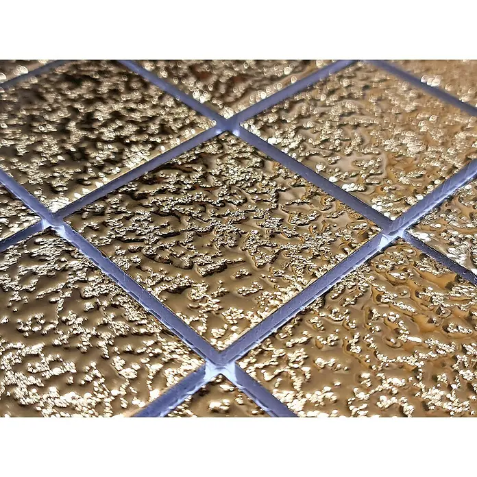 Mosaikfliese Uni GO 484 - 30,6 x 30,6 cm, Gold, Glänzend - Nahaufnahme goldfarbener Mosaikfliesen mit unregelmäßiger Textur und hellgrauen Fugenlinien, die ein luxuriöses und dekoratives Element bilden.