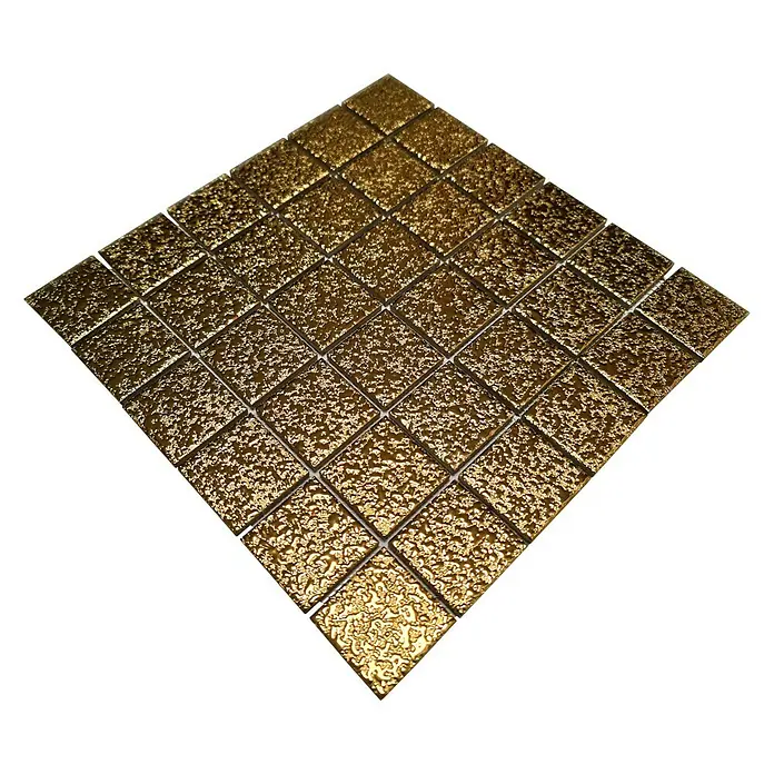 Mosaikfliese Uni GO 484 - 30,6 x 30,6 cm, Gold, Glänzend - Detailansicht einer quadratischen Goldmosaikfliese mit rauer Oberfläche, die ein luxuriöses und edles Designelement darstellt.