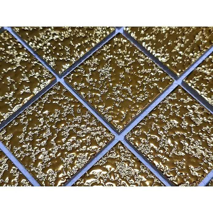 Mosaikfliese Uni GO 484 - 30,6 x 30,6 cm, Gold, Glänzend - Nahaufnahme von quadratischen Goldmosaikfliesen mit unregelmäßiger Textur, die ein luxuriöses und schimmerndes Erscheinungsbild erzeugen.