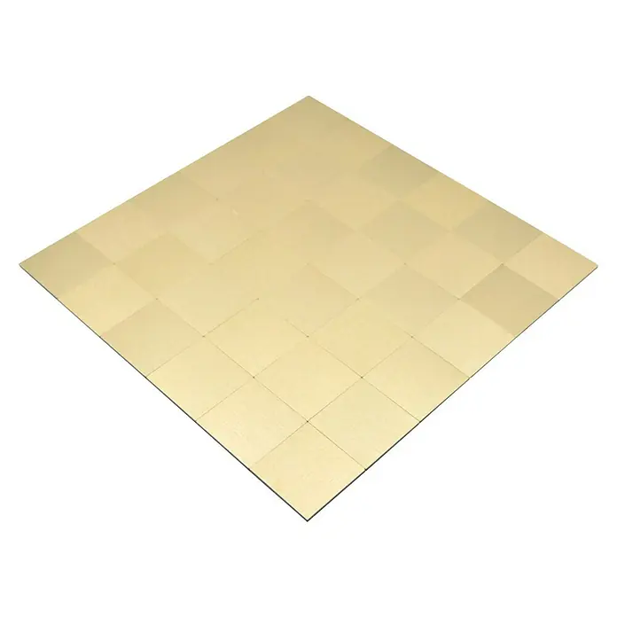 Selbstklebemosaik SAM 4GO99 - 30,5 x 30,5 cm, Gold, Glänzend - Ein quadratisches Paneel, bestehend aus kleineren quadratischen Kacheln in einem warmen, hellen Farbton, ideal als Boden- oder Wandbelag.