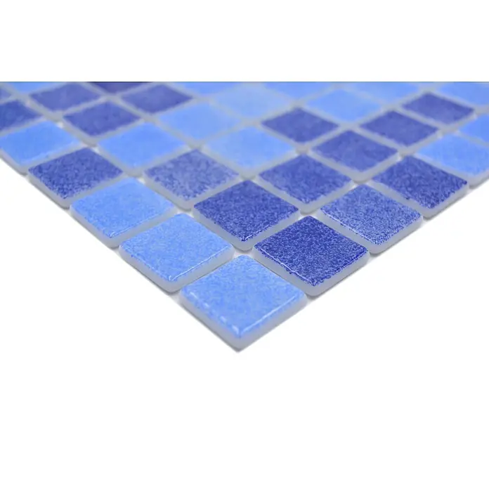 Mosaikfliese Eco Niebla VP1158PUR - 31,6 x 31,6 cm, Blau, Glänzend - Nahaufnahme von blauen Mosaikfliesen, die ein faszinierendes Muster bilden und ein Gefühl von Tiefe und Textur vermitteln.