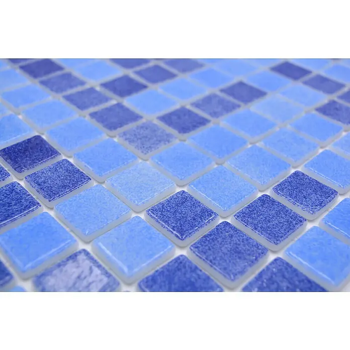 Mosaikfliese Eco Niebla VP1158PUR - 31,6 x 31,6 cm, Blau, Glänzend - Nahaufnahme eines Mosaiks aus hell- und dunkelblauen Fliesen, perfekt für ein stilvolles Badezimmer oder eine Küchenrückwand.