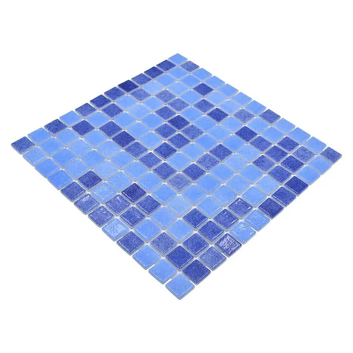 Mosaikfliese Eco Niebla VP1158PUR - 31,6 x 31,6 cm, Blau, Glänzend - Nahaufnahme eines quadratischen Mosaiks mit blauen und hellblauen Fliesen auf schwarzem Hintergrund.