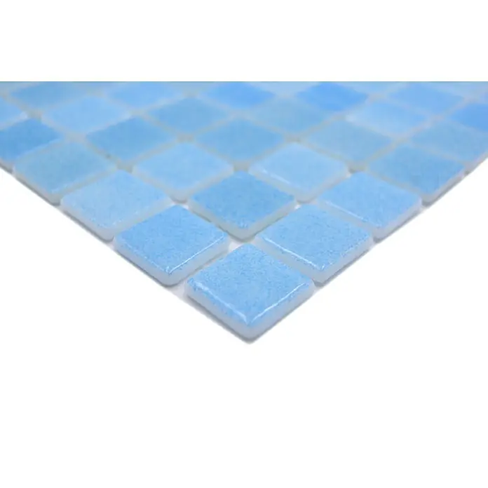 Mosaikfliese Eco Niebla VP501PUR - 31,6 x 31,6 cm, Blau/Türkis, Glänzend - Nahaufnahme von hellblauen, quadratischen Glasmosaikfliesen, die ein beruhigendes und stilvolles Design für Badezimmer und Küchen bieten.