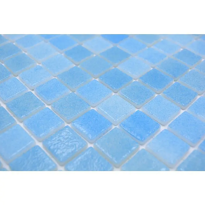 Mosaikfliese Eco Niebla VP501PUR - 31,6 x 31,6 cm, Blau/Türkis, Glänzend - Quadratische blaue Glasmosaikfliesen mit hellen Fugen, die ein subtiles und schimmerndes Muster für Wände und Böden bilden.