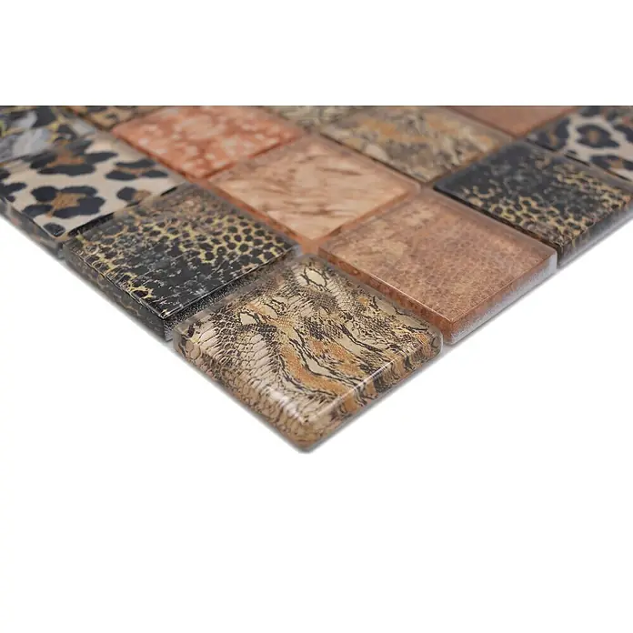 Mosaikfliese Crystal Wildlife XCM WL68 - 29,8 x 29,8 cm, Braun, Glänzend - Nahaufnahme von quadratischen Glasmosaikfliesen mit Leoparden-, Schlangen- und Marmormustern.