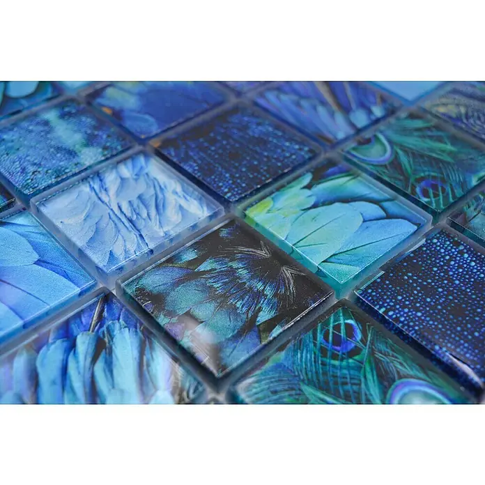 Mosaikfliese Crystal Wildlife XCM WL78 - 29,8 x 29,8 cm, Blau, Glänzend - Nahaufnahme von blauen Glasmosaikfliesen mit Federdesign, ideal für Badezimmer- oder Küchendekorationen.