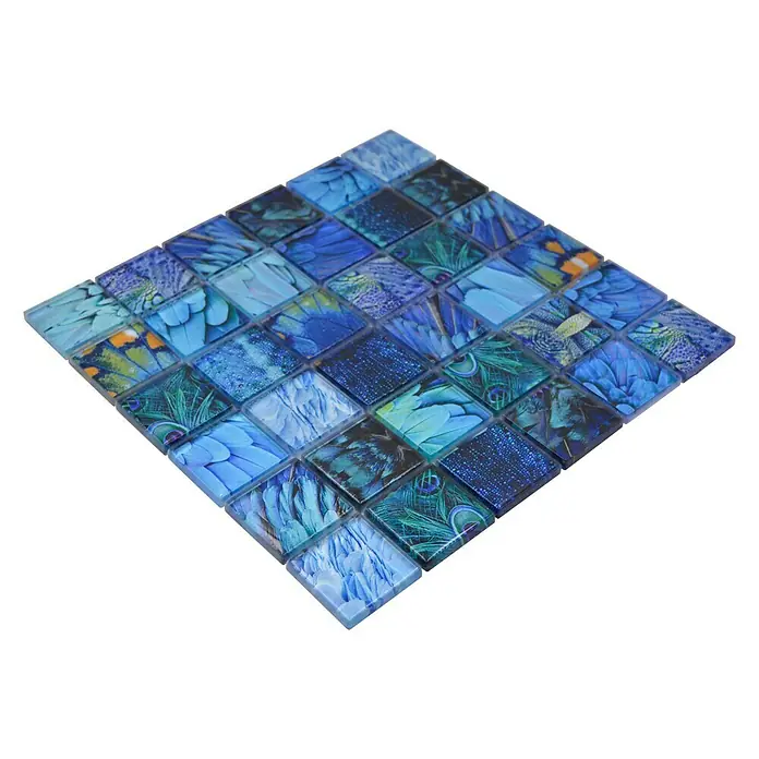 Mosaikfliese Crystal Wildlife XCM WL78 - 29,8 x 29,8 cm, Blau, Glänzend - Quadratisches Mosaikfliesenmuster mit blauem Federmotiv. Perfekt für stilvolle Akzente in Bad oder Küche, die Federn in Blau- und Grüntönen zeigt.