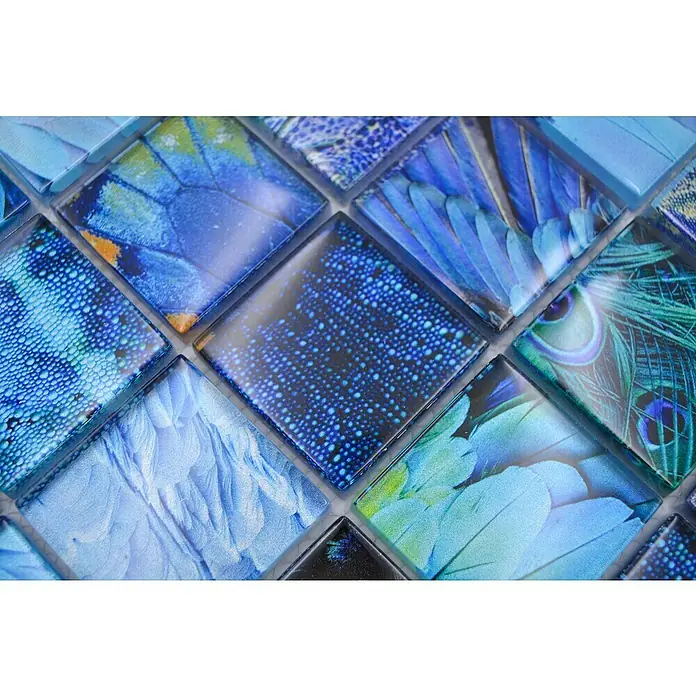 Mosaikfliese Crystal Wildlife XCM WL78 - 29,8 x 29,8 cm, Blau, Glänzend - Nahaufnahme von blauen Mosaikfliesen mit Feder- und Punktmustern, die eine dekorative Oberfläche bilden.