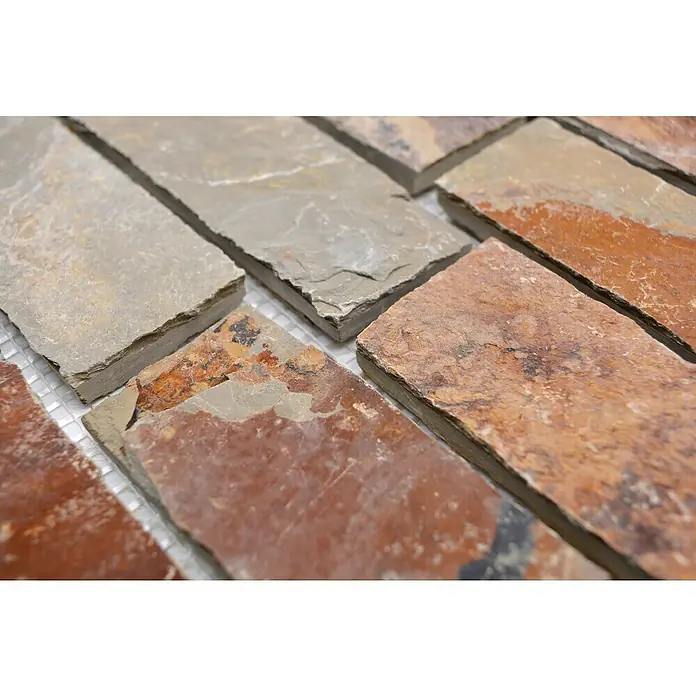 Mosaikfliese Brick Splitface XMS 546N - 30,5 x 30,5 cm, Beige/Braun, Matt - Detailaufnahme von rechteckigen Natursteinfliesen in verschiedenen Grau- und Rottönen, die eine rustikale und natürliche Optik vermitteln.