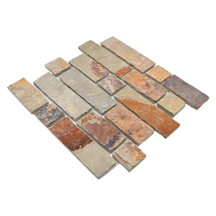 Mosaikfliese Brick Splitface XMS 546N - 30,5 x 30,5 cm, Beige/Braun, Matt - Bild eines Mosaiks aus Natursteinfliesen, das durch seine erdigen Farben und die unregelmäßige Formgebung eine rustikale Optik erhält.