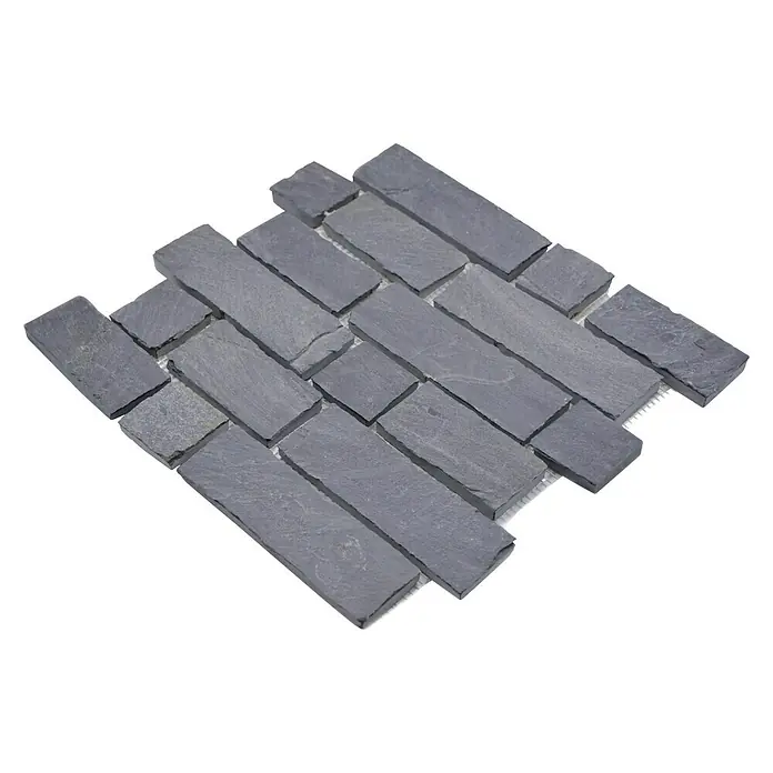 Mosaikfliese Brick Splitface XMS 547N - 30,5 x 30,5 cm, Schwarz, Matt - Nahaufnahme von grauen Schieferfliesen, die in einem Fischgrätenmuster auf einem Netzträger angeordnet sind. Ideal für stilvolle Wand- und Bodengestaltung.