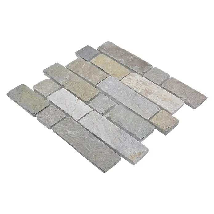 Mosaikfliese Brick Splitface XMS 548N - 30,5 x 30,5 cm, Beige, Matt - Nahaufnahme eines Musters aus rechteckigen Natursteinen in verschiedenen Grautönen und Texturen, ideal für Wandverkleidungen oder Bodenbeläge.