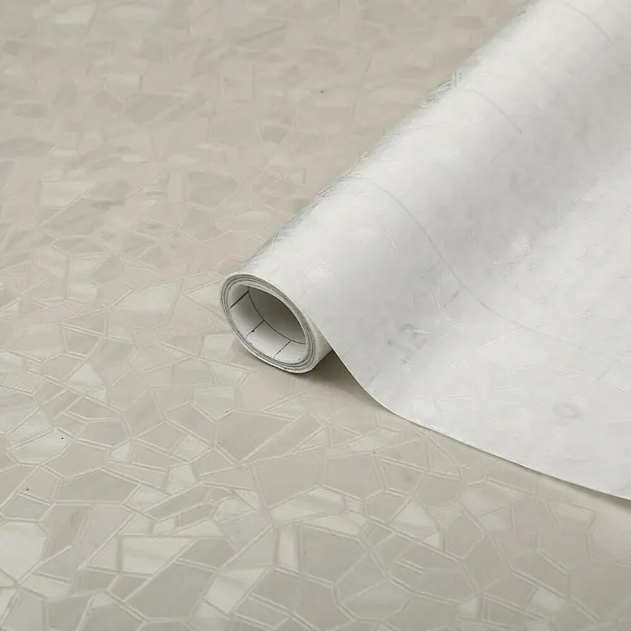 D-c-fix Glasfolie Splinter - 200 x 45 cm, Transluzent, Selbstklebend - Nahaufnahme einer Rolle dekorativer, selbstklebender Fensterfolie mit Mosaikmuster für mehr Privatsphäre und stilvolles Design.