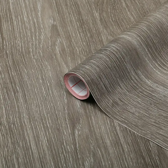 D-c-fix Holzoptikfolie Sheffield Eiche - 200 x 45 cm, Perlgrau, Selbstklebend - Nahaufnahme einer Rolle grauer Holzmaserung Klebefolie, ideal für Möbelrenovierungen und DIY-Projekte.