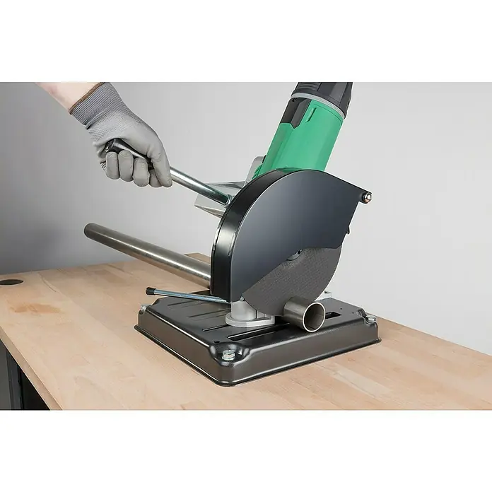 Wolfcraft Trennscheibe - Gekröpft, Geeignet für: Metall, 1 Stk., Durchmesser: 230 mm - Nahaufnahme einer Metallsäge beim Schneiden eines Metallrohrs, wobei eine Hand mit Schutzhandschuh den Hebel bedient.