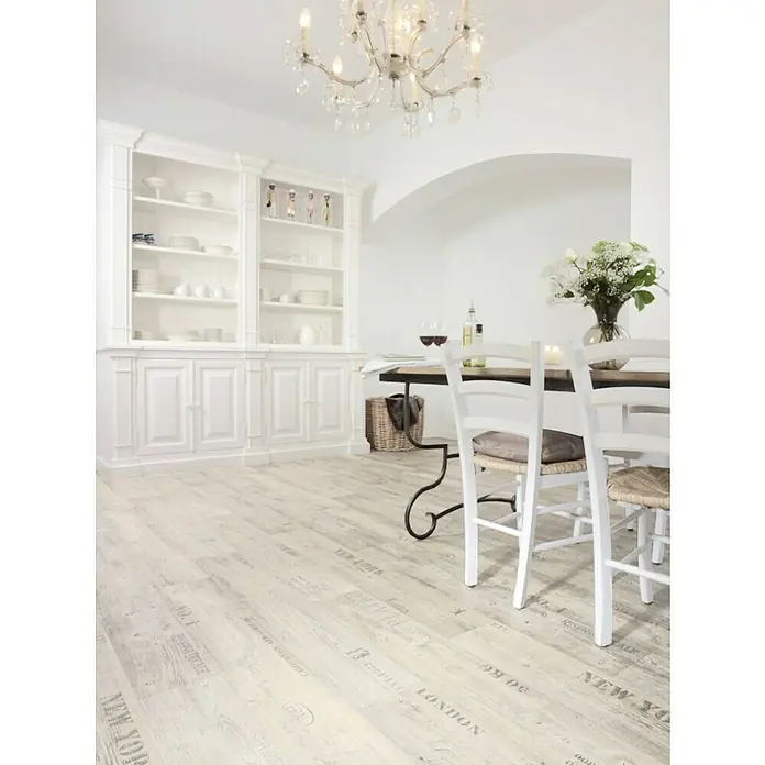 CV-Boden Meterware Memphis - 200 cm, Vino, Creme - Elegantes Esszimmer mit weißem Buffet, stilvollem Kronleuchter und hellen Holzböden mit dekorativen Schriftzügen für ein gemütliches Ambiente.