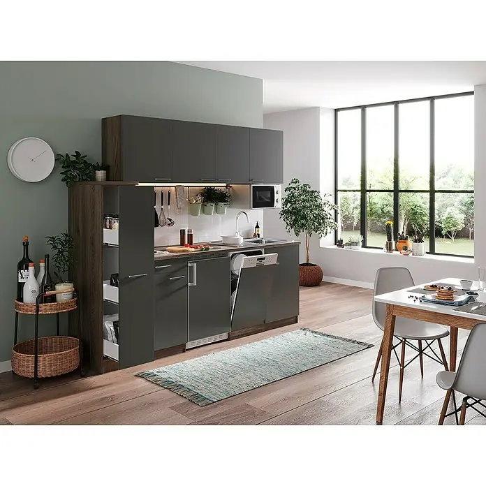 Respekta Küchenzeile Oliver - Breite: 225 cm, Grau, Mit Elektrogeräten, Mit Duo-Kochmulde, Mit Mikrowelle - Elegante, moderne Küche mit grauen Schränken, Holzregalen und einem Tisch mit Stühlen auf einem Holzboden, der durch einen Teppich verbunden wird.