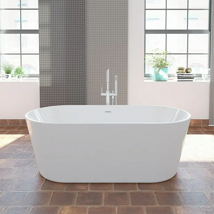 Camargue Freistehende Badewanne Torino - L x B: 170 x 80 cm, Sanitäracryl, Weiß - Freistehende Badewanne aus glänzendem Weiß in einem hellen Badezimmer mit Backsteinboden und Fenstern.