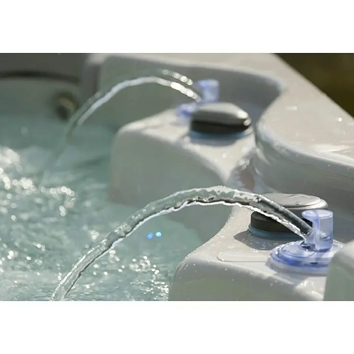 Camargue Außen-Whirlpool Harmony - 200 x 200 x 87 cm, Grau/Weiß, Max. Personenzahl: 6 - Nahaufnahme eines Whirlpools mit Wasserstrahlen, die für Entspannung und therapeutische Vorteile sorgen. Perfekt für Wellness und Erholung im eigenen Garten.