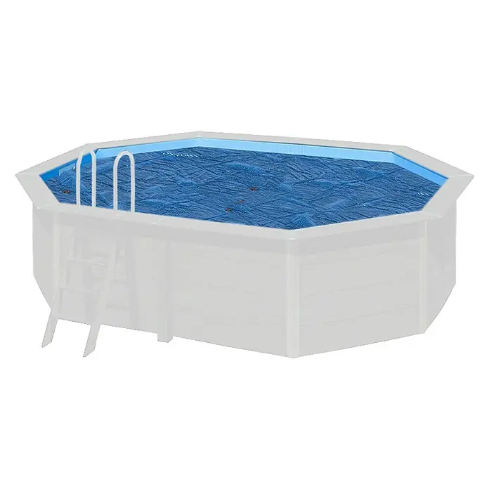 Gre Pool-Abdeckplane Isotherm - Stärke: 400 µm, L x B: 753 x 333 cm, Kunststoff - Das Bild zeigt einen weißen, achteckigen Pool mit Leiter, der mit einer blauen Abdeckung versehen ist, vor einem schwarzen Hintergrund.