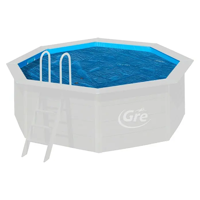 Gre Pool-Abdeckplane Isotherm - Stärke: 400 µm, Durchmesser: 361 cm, Kunststoff - Ein achteckiger Gre-Pool mit Leiter und blauer Abdeckung, ideal für den Garten.