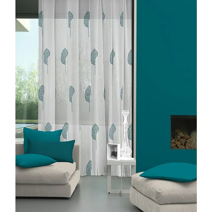 Visillo para ventana Hoja Bordada - An x Al: 140 x 250 cm, 100% poliéster, Blanco/Azul - Una elegante sala de estar con cortinas blancas estampadas con hojas, detalles turquesa y diseño de muebles moderno.