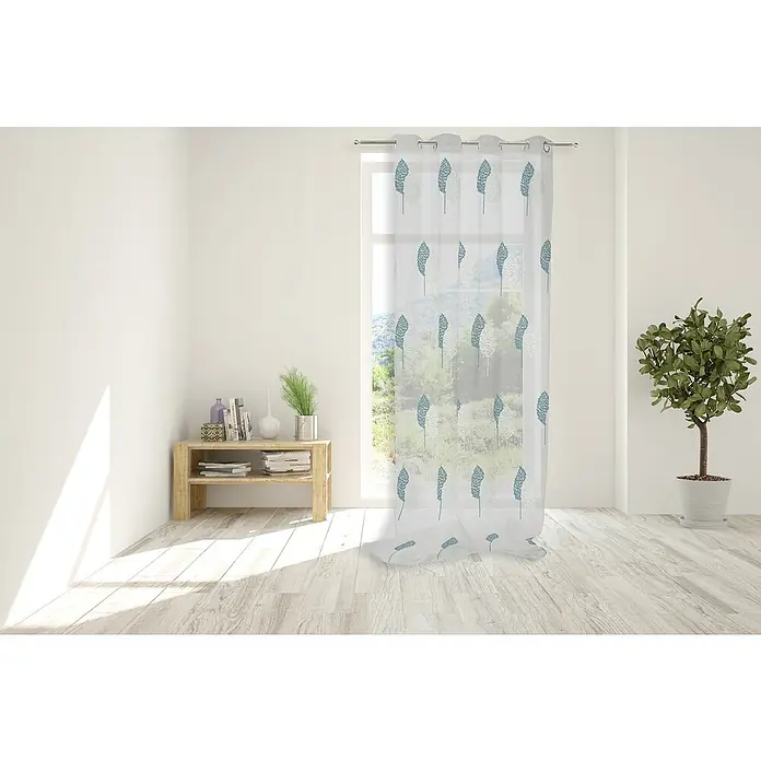 Visillo para ventana Hoja Bordada - An x Al: 140 x 250 cm, 100% poliéster, Blanco/Azul - Una habitación elegante con una cortina blanca transparente con un diseño floral que adorna una ventana.