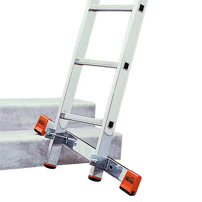 Krause Traverse - L x B x H: 1.250 x 110 x 70 mm, Metall - Nahaufnahme einer Mehrzweckleiter mit Treppenfunktion, die auf Stufen steht und durch orangefarbene Füße zusätzlichen Halt bietet.