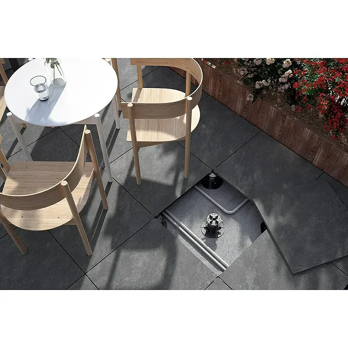 Terrassenfliese Atakama - 59,3 x 59,3 x 2 cm, Grau, Matt - Terrasse mit erhöhtem Bodenbelag, der die darunterliegenden Installationen zeigt. Elegantes Design für den Außenbereich.