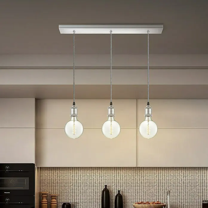 Home Sweet Home Textilkabel Meterware Online - Schwarz/Weiß, 3, 0,75 mm² - Eine stilvolle Pendelleuchte mit drei Edison-Glühbirnen und silberfarbenen Fassungen hängt über einer Küchenzeile. Elegantes Küchendesign mit Beleuchtung.