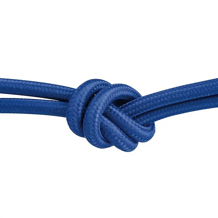 Home Sweet Home Textilkabel Meterware Online - Blau, 3, 0,75 mm² - Nahaufnahme eines blauen Textilkabels, das zu einem dekorativen Knoten gebunden ist und die Textur und Farbe des Kabels hervorhebt.