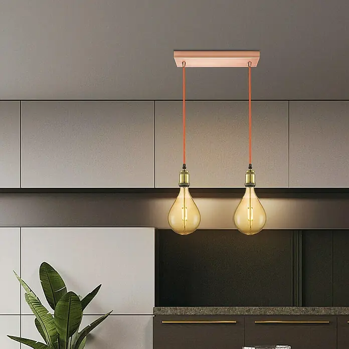 Home Sweet Home Textilkabel Meterware Online - Orange, 3, 0,75 mm² - Eine moderne Pendelleuchte mit zwei Edison-Glühbirnen hängt von einer Holzdecke im modernen Küchendekor.
