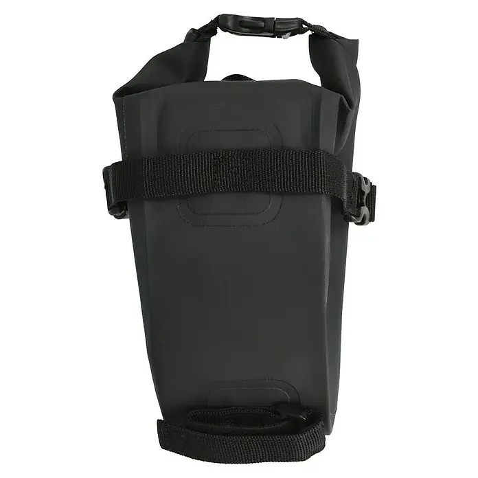 Satteltasche - Volumen: 1 l, Wasserdicht, Schwarz - Nahaufnahme einer schwarzen, wasserdichten Fahrradtasche mit Rollverschluss und Befestigungsgurten. Ideal für Radtouren bei jedem Wetter.