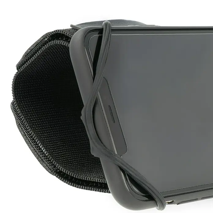 Smartphone-Fahrradhalterung mit Sportarmband - Schwarz - Nahaufnahme einer schwarzen Handytasche mit Reißverschluss und einem Smartphone, das von einem schwarzen Silikonband gehalten wird.