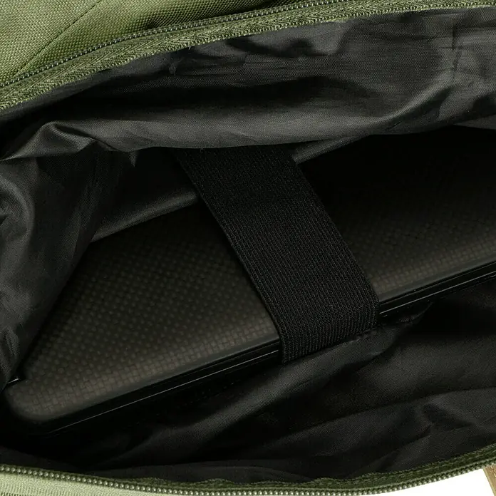 Gepäckträgertasche Retro - Volumen: 25 l, Grün, Tragegriff - Innenansicht einer grünen Tasche mit einem Laptop, der mit einem schwarzen Gummiband gesichert ist. Ideal für den sicheren Transport.